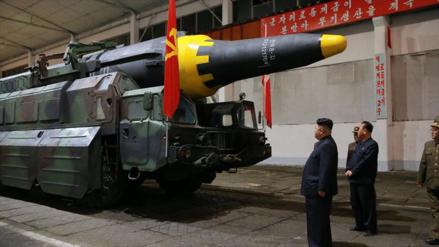 El líder norcoreano, Kim Jong-un inspecciona el cohete de largo alcance modelo Hwasong-12 .