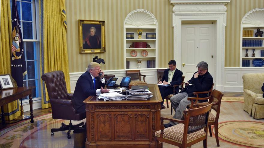 El presidente de EE.UU., Donald Trump, se reúne con sus asesores Steve Bannon (dcha) y Michael Flynn, 28 de enero de 2017.
