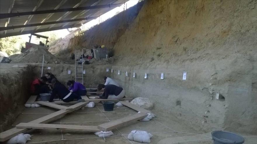 Arqueólogos trabajando en el yacimiento de La Boella en Cataluña.