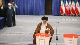 Líder iraní ejerce su derecho al voto en “importantes” elecciones