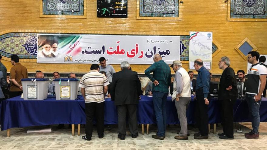 Ciudadanos iraníes participan en un colegio electoral en las 12ª elecciones presidenciales, 19 de mayo de 2017.