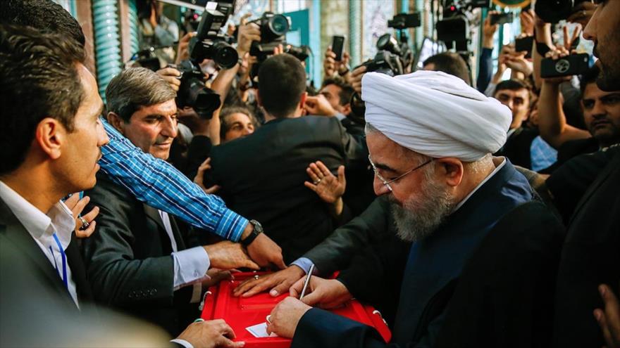 El presidente iraní y candidato a la reelección, Hasan Rohani, en un colegio electoral para ejercer su derecho al voto, 19 de mayo de 2017.