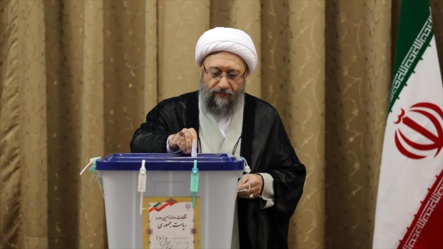 El presidente del Poder Judicial de Irán, el ayatolá Sadeq Amoli Lariyani, ejerce su derecho a voto en Teherán, la capital, 19 de mayo de 2017.