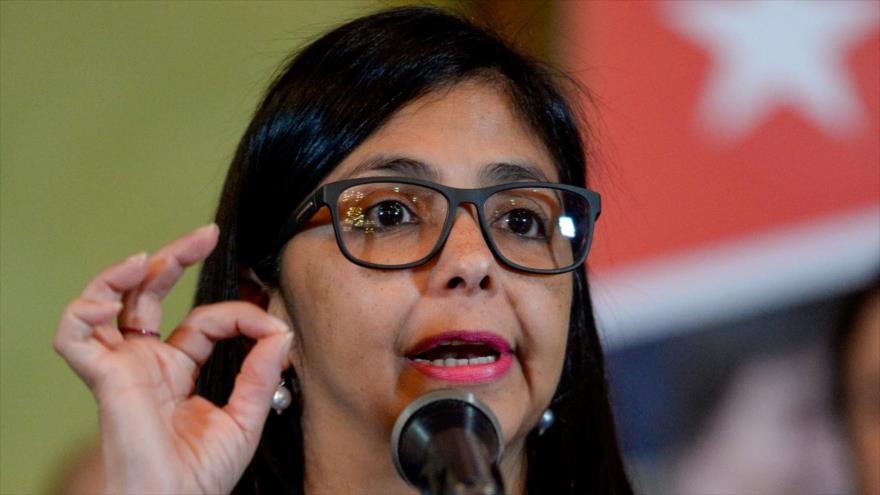 La canciller venezolana, Delcy Rodríguez, habla con la prensa en Caracas, capital, 15 de marzo de 2017.