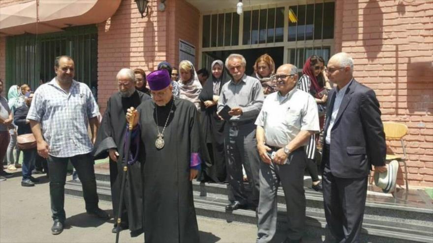 Sebuh Sarkisian, el gran arzobispo de armenios de Teherán, ejerce su derecho al voto en un colegio electoral, 19 de mayo de 2017.
