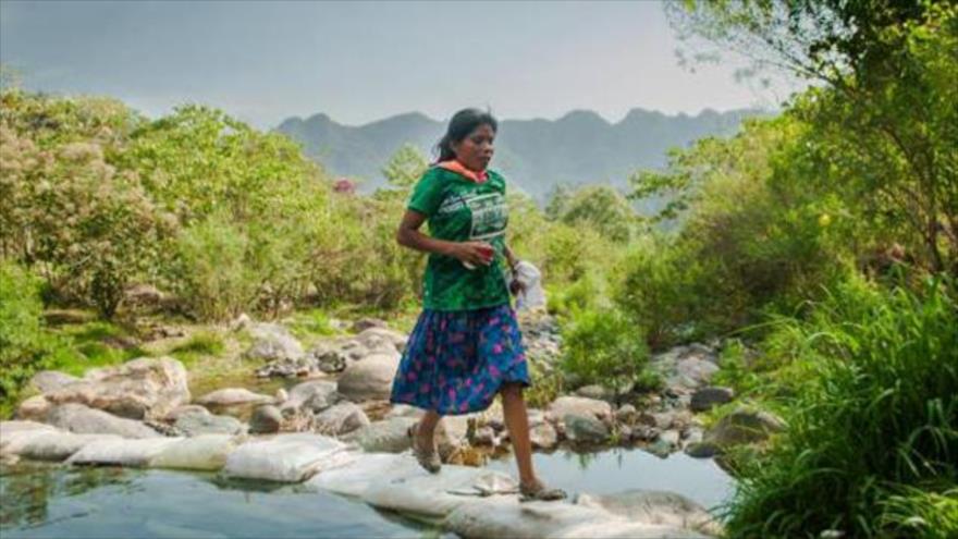 María Lorena Ramírez, una mujer indígena de 22 años, gana una maratón en sandalias y falda.