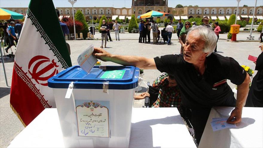 Irán cierra colegios electorales y comienza recuento de votos