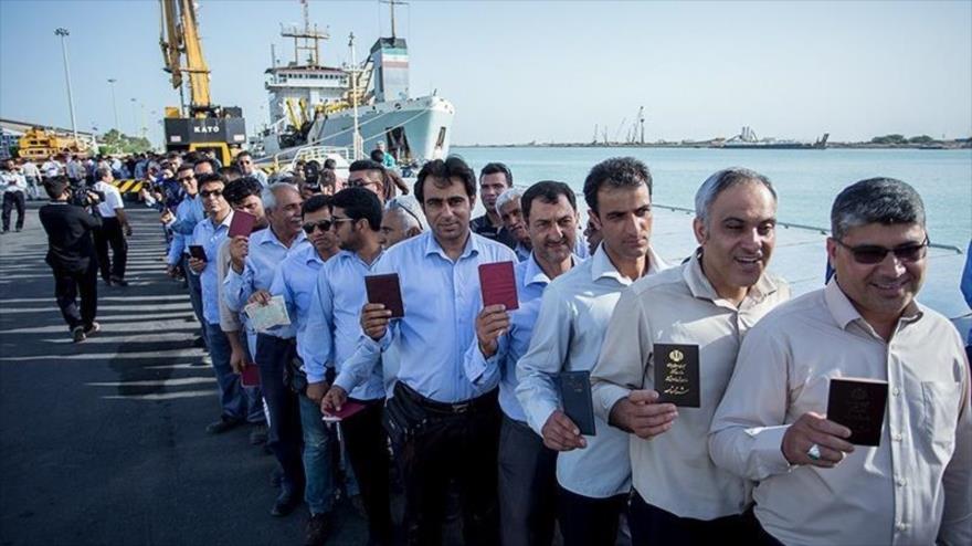 Ciudadanos iraníes participan en las elecciones presidenciales y de Consejos Municipales en Bushehr, 19 de mayo de 2017.