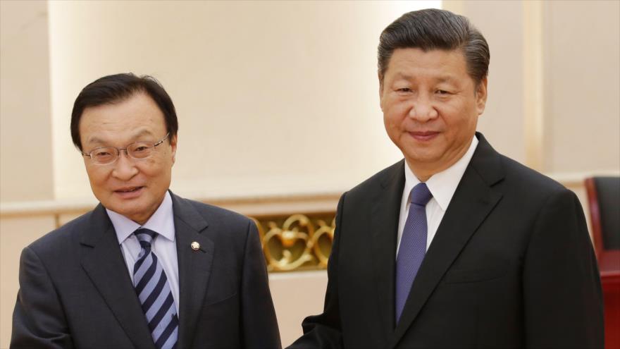 El presidente chino, Xi Jinping (dcha.), recibe al enviado especial de Corea del Sur, Lee Hae-chan, Pekín, 19 de mayo de 2017.