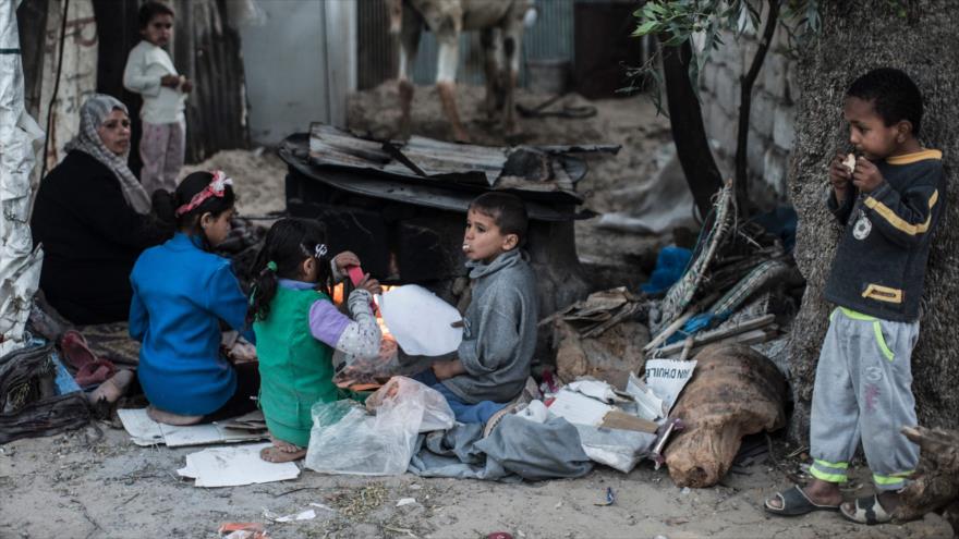Una mujer palestina hace pan para sus hijos en un campo de refugiados en el sur de la asediada Franja de Gaza, 19 de abril de 2017.