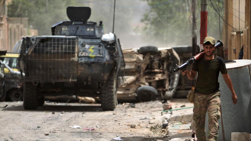 Un combatiente de las fuerzas iraquíes patrulla el barrio 17 Tamuz de Mosul, 19 de mayo de 2017.