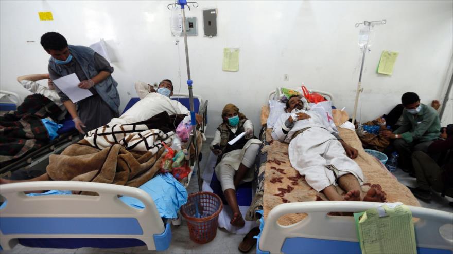 Yemeníes infectados por el cólera reciben atención médica en un hospital en Saná, capital yemení, 10 de mayo de 2017.