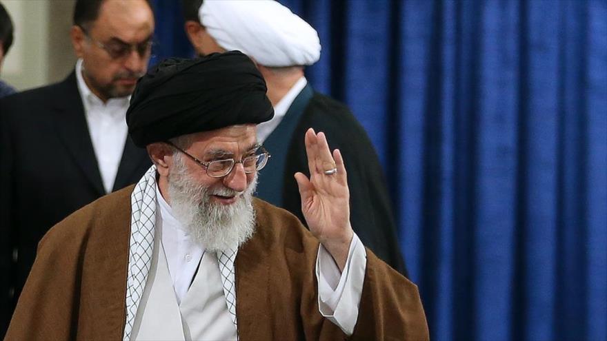 El Líder de la Revolución Islámica de Irán, el ayatolá Seyed Ali Jamenei, saluda al pueblo antes de votar en las elecciones presidenciales, 19 de mayo de 2017.
