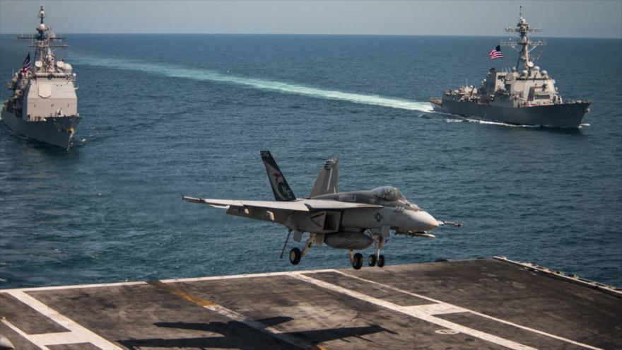 Un avión de combate estadounidense aterriza en el portaaviones USS Carl Vinson, 3 de mayo de 2017.