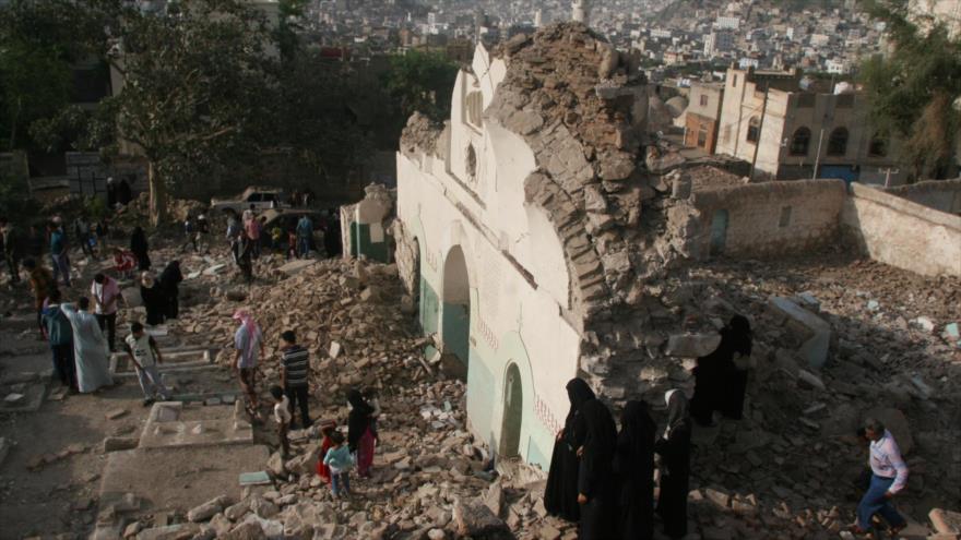 Civiles yemeníes se reúnen ante una mezquita destruida por un ataque saudí en Taiz, 1 de agosto de 2016.