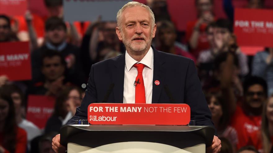 El líder del Partido Laborista británico, Jeremy Corbyn, pronuncia un discurso ante los simpatizantes en Birmingham, centro de Inglaterra, 20 de mayo de 2017.