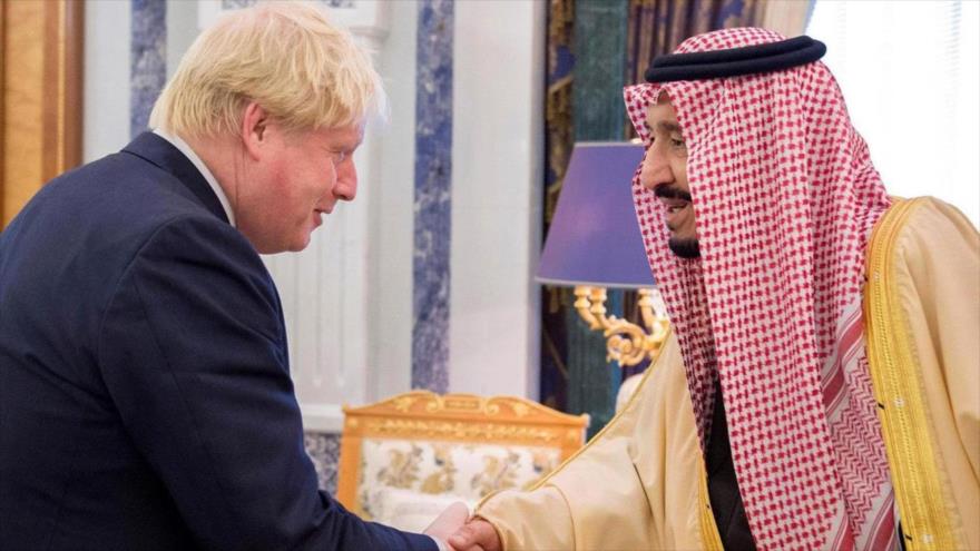 El secretario de Relaciones Exteriores británico, Boris Johnson, estrecha la mano del rey saudí, Salman Bin Abdulaziz Al-Saud, en Riad, 11 de diciembre de 2016.