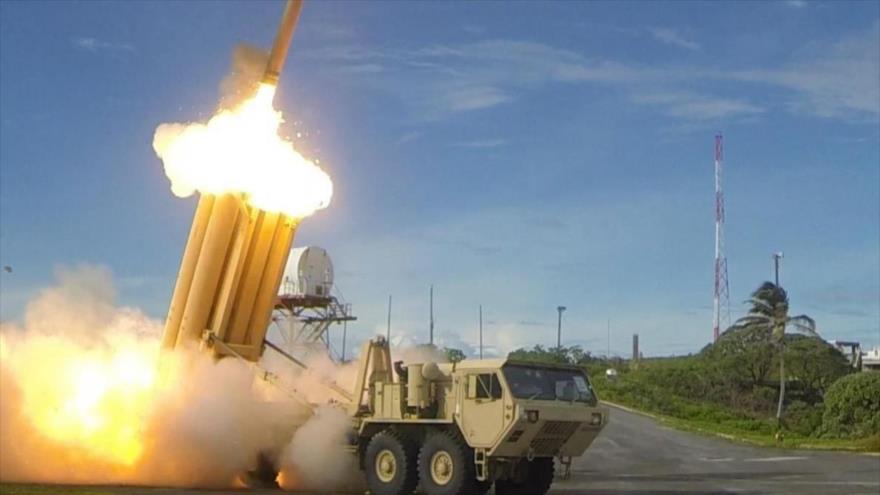 Un sistema de Defensa Terminal de Área a Gran Altitud (THAAD, por sus siglas en inglés) lanzando uno de sus misiles.