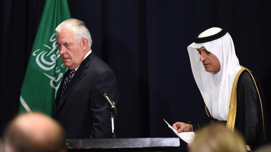 Rex Tillerson (izda.), secretario de Estado de EE.UU., junto a su homólogo saudí, Adel al-Yubeir, 20 de mayo de 2017.