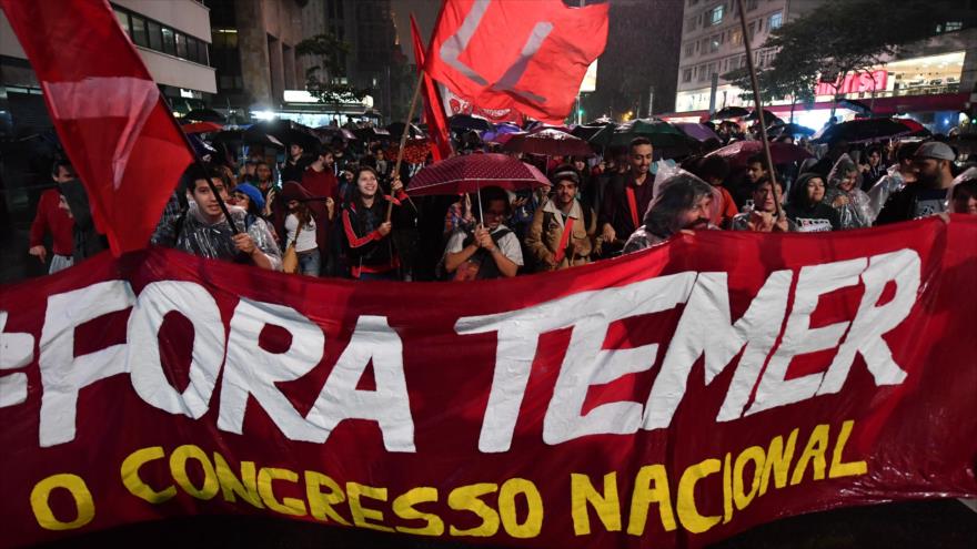 Manifestantes protestan contra el presidente brasileño, Michel Temer, a lo largo de la avenida Paulista en Sao Paulo, Brasil, 18 de mayo de 2017.