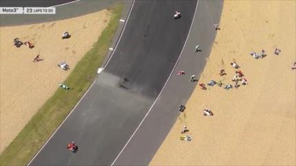 Video: 15 pilotos tirados en un asombroso accidente en Moto GP 