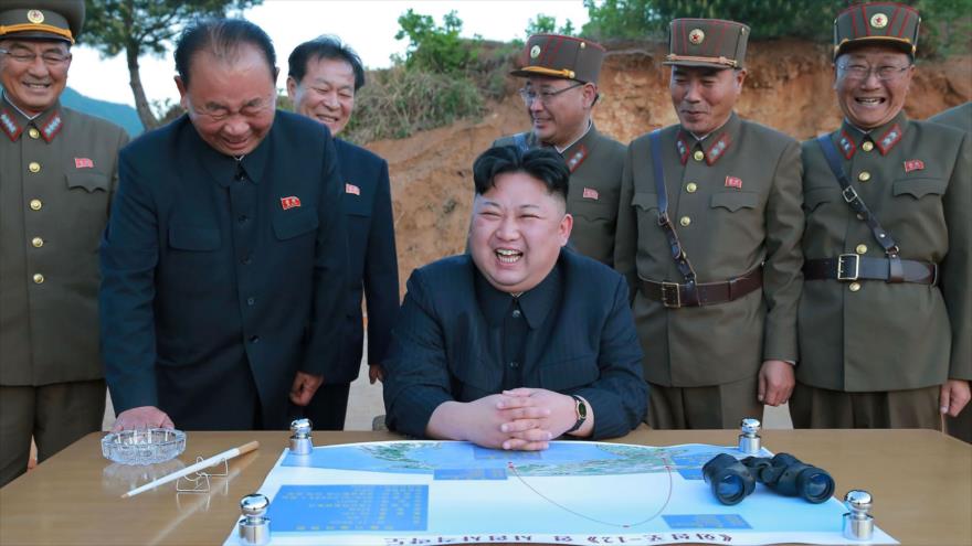El líder norcoreano, Kim Jong-Un (centro), reacciona durante una prueba misilística, 14 de mayo de 2017.