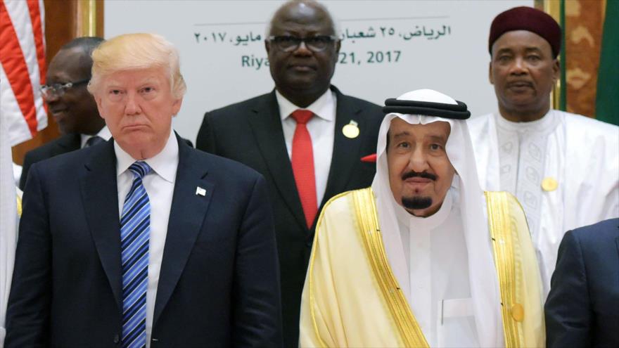 El presidente de Estados Unidos, Donald Trump (izd. por abajo), y el rey saudí, Salman bin Abdulaziz Al Saud (drch. por abajo), y otros líderes árabes durante la cumbre de países árabes en Riad, capital de Arabia Saudí, 21 de mayo de 2017.