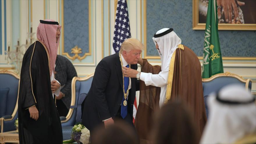 El rey saudí, Salman bin Abdulaziz Al Saud, coloca una medalla al presidente de EE.UU., Donald Trump, 20 de mayo de 2017.