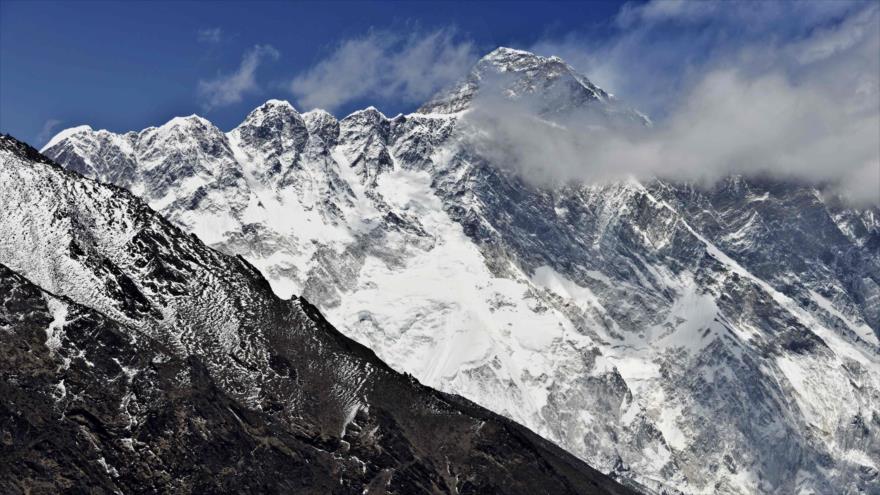 El monte Everest, visto desde el pueblo de Tembuche, en el noreste de Nepal, abril de 2015.