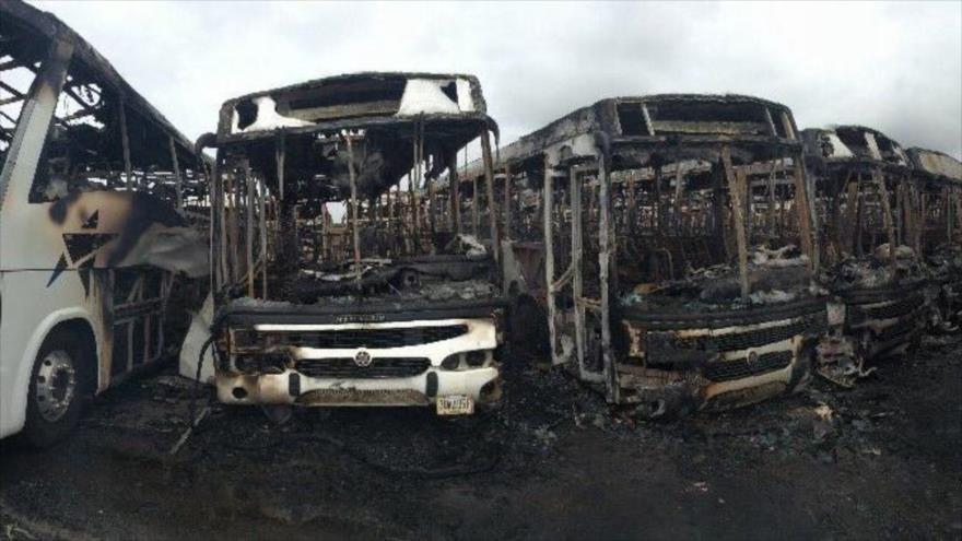 Oposición venezolana vuelve a quemar medios de transporte público