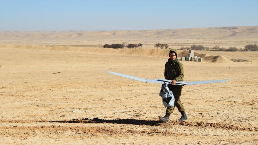 Un soldado israelí lleva un dron de reconocimiento Skylark.