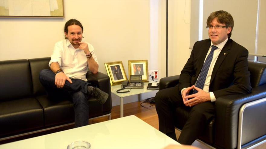 El líder de Podemos, Pablo Iglesias (izda.) se reúne con el presidente de la Generalitat, Carles Puigdemont, 22 de mayo de 2017.