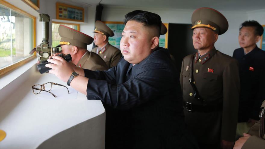 El líder norcoreano, Kim Jong-un, inspecciona una maniobra militar del Ejército de Corea del Norte, 5 de mayo de 2017.