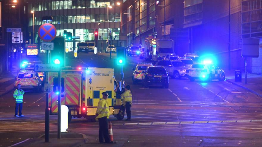 Efectivos británicos vigilan la zona donde acaeció el ataque terrorista en la ciudad de Manchester, 23 de mayo de 2017.
