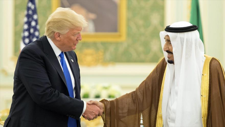 El presidente de Estados Unidos, Donald Trump (d.), y el rey saudí, Salman bin Abdulaziz al-Saud, se estrechan la mano durante un encuentro en Riad, 20 de mayo de 2017.