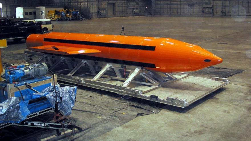 Una bomba GBU-43/B Massive Ordnance Air Blast bomb (MOAB) en la base Eglin de la Fuerza Aérea en el estado de Florida, EE.UU.