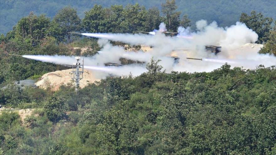 Fuerzas surcoreanas lanzan misiles durante un ejercicio militar conjunto con las fuerzas estadounidenses.