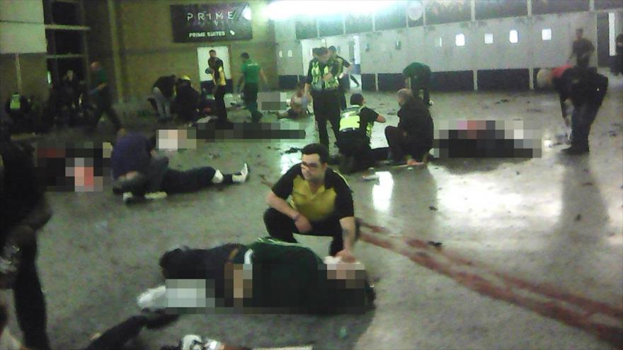 Agentes y civiles asisten a las personas dentro del Manchester Arena después de un ataque suicida, 22 de mayo de 2017.