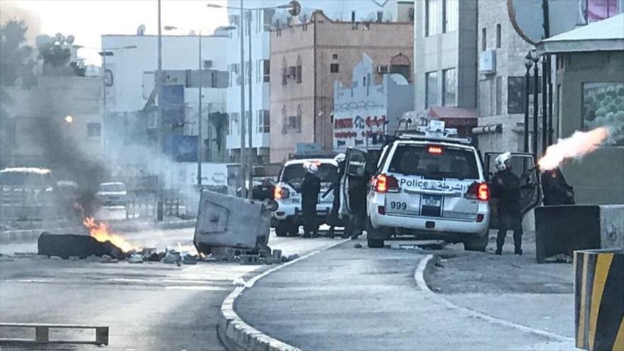 Fuerzas de seguridad bareiníes abren fuego contra manifestantes en la localidad de Al-Sanabis, 23 de mayo de 2017.