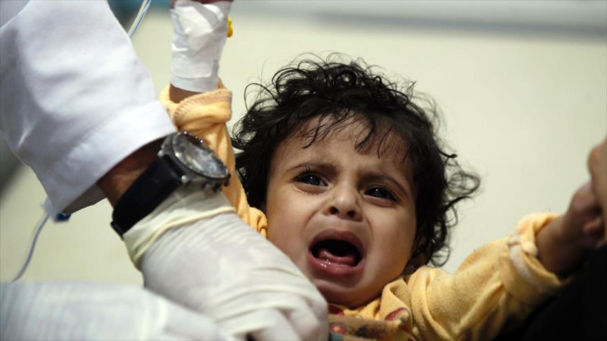 Niña yemení infectada por el cólera recibe tratamiento en un hospital de Saná, capital de Yemen, 15 de mayo de 2017.
