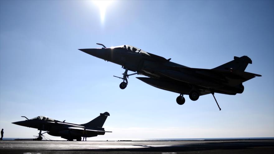 Un avión de combate Rafale francés despega del portaaviones francés Charles de Gaulle que opera en el mar Mediterráneo como parte de la llamada coalición anti-EIIL, 9 de diciembre de 2016.