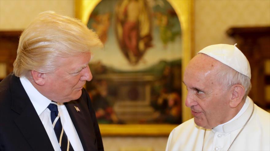 Papa Francisco recibe a Trump en medio de protestas