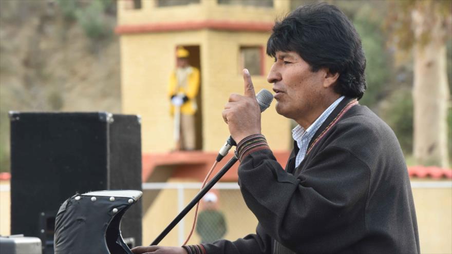 El presidente boliviano, Evo Morales, presenta su discurso en un regimiento en el departamento de Chuquisaca, 23 de mayo de 2017.