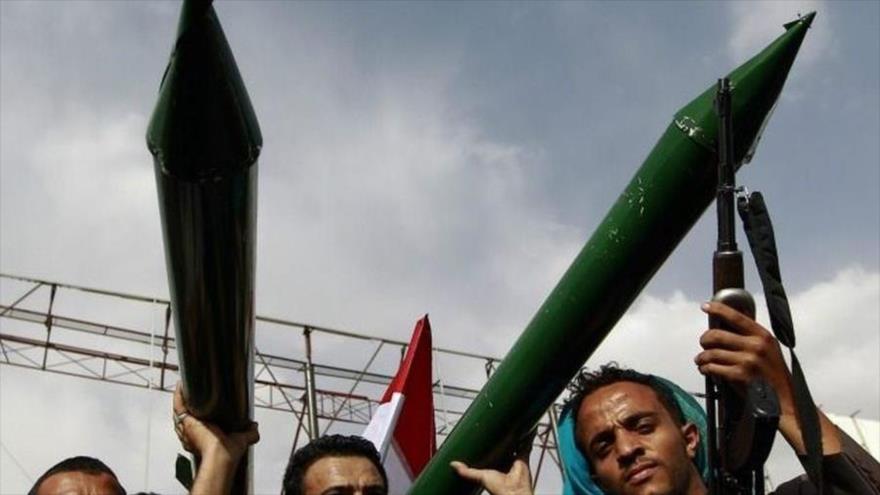 Combatientes de Ansarolá portan maquetas de misiles en Saná, capital de Yemen.