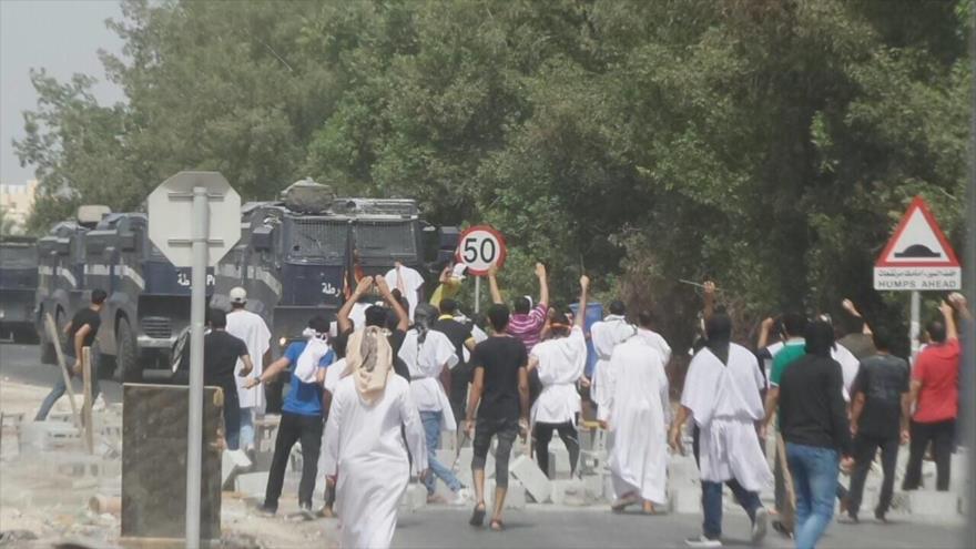 Vehículos blindados de las fuerzas barieníes llegan a la localidad de Al-Diraz, 23 de mayo de 2017.