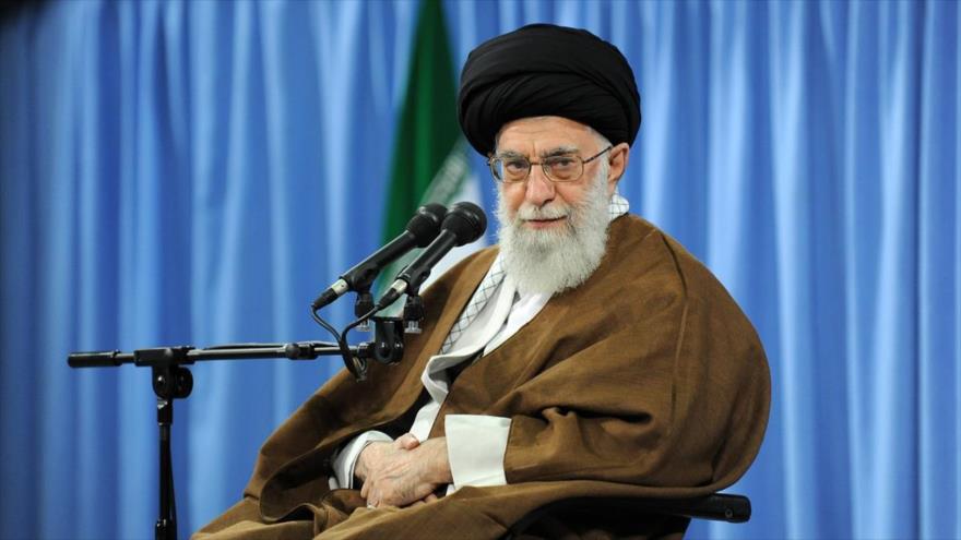 El Líder de la Revolución Islámica de Irán, el ayatolá Seyed Ali Jamenei, ofrece un discurso ante un grupo de militares y autores, 24 de mayos de 2017.