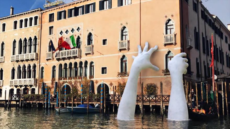 Manos del escultor Lorenzo Quinn ‘sujetan’ un palacio veneciano