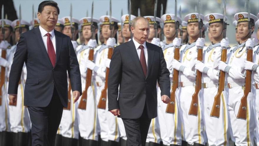 El presidente de Rusia, Vladimir Putin (dcha.), junto a su homólogo chino, Xi Jinping.