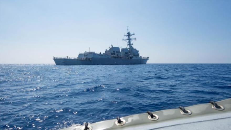 El buque de guerra estadounidense Dewey navegando en las aguas del mar del sur de China. 6 de mayo de 2017