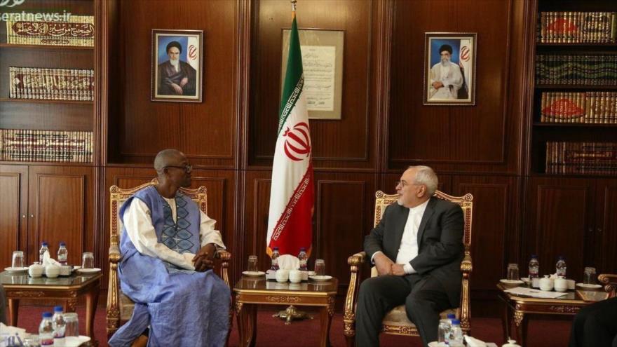 El canciller iraní, Mohamad Yavad Zarif (izda.) y el ministro de Estado para las Relaciones Exteriores y la Cooperación Internacional de Sierra Leona, Mohamad Gibril Sesay, 24 de mayo de 2017.